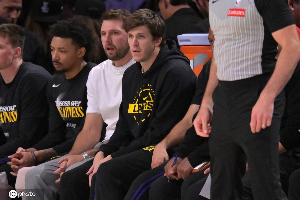 湖人官方：里夫斯确定将缺战季后赛首轮湖人VS火箭G4